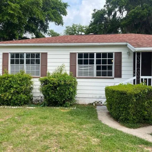 Mid Century Style Cottage Near Historic Downtown, hotel di Mid Florida Lakes