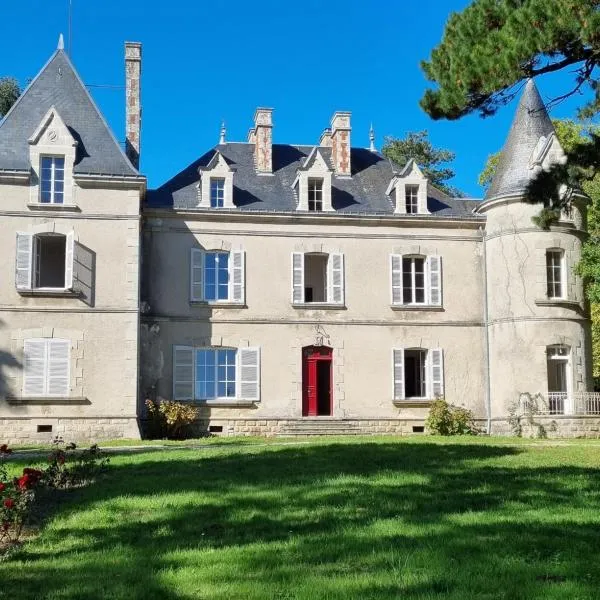 Chambres d'hôtes Château de Saint Etienne du Bois, hôtel à Les Lucs-sur-Boulogne