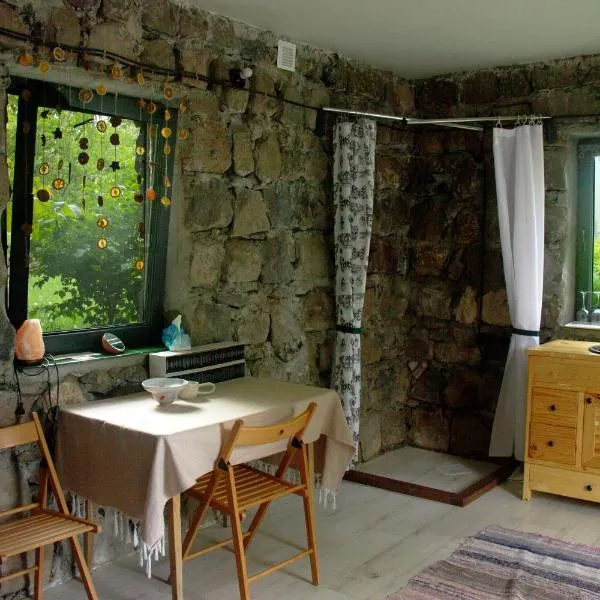 Zove Rural Cottage with garden views、Arzakanのホテル