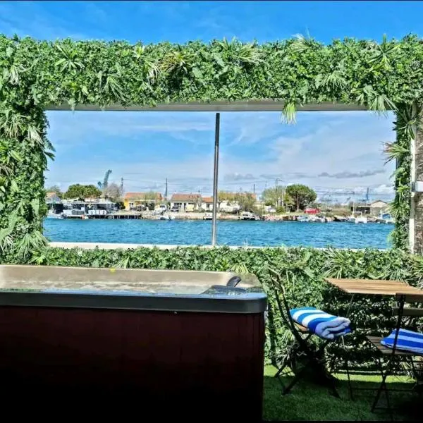 Suite jaccuzzi en camargue, hotel in Port-Saint-Louis-du-Rhône