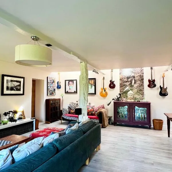 Quirky Luxury Barn Sleeps 8, Pet Friendly, hotel in Calne