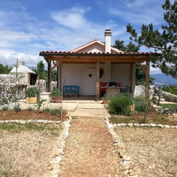 Rare find! Dogs Welcome Secluded Comfy House Krk, hotel v Šilo