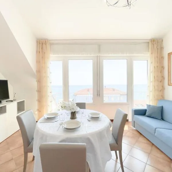 [Attico vista mare] ascensore in casa - WiFi - parcheggio gratis, ξενοδοχείο σε Borghetto Santo Spirito