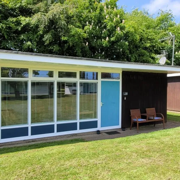 Stonesthrow 184 Broadside Chalet Park Stalham, hotel in Stalham