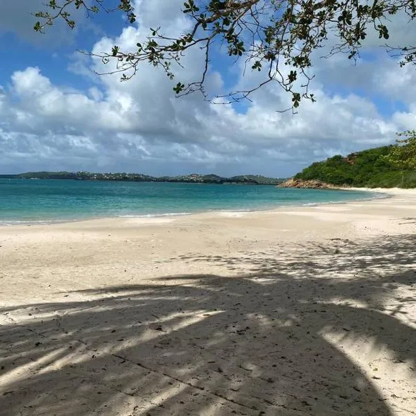 Breeze by the sea, Hotel in Five Islands Village