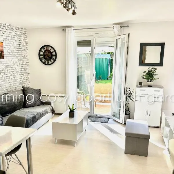 Charming cosy apart with garden free parking، فندق في كلاي سويي