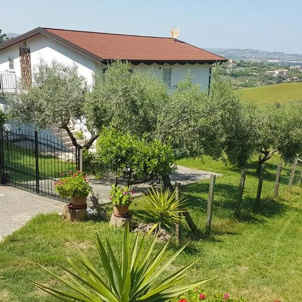 Villa con Biolago - Upstairs, hotel in Cappelle sul Tavo