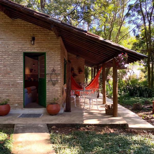 Casa charmosa em condomínio arborizado
