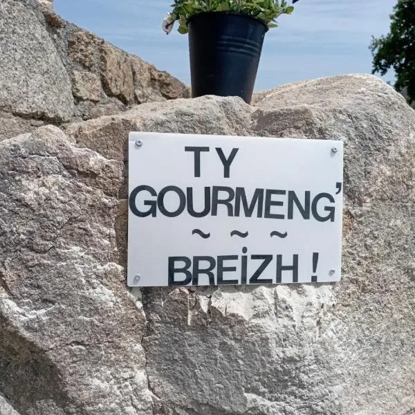 Gîte avec son bain nordique privatif au feu de bois, hotel in Pleubian