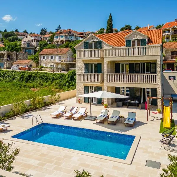 Villa Janie - Luxury Multi-Level Estate with Pool, hotel in Supetar