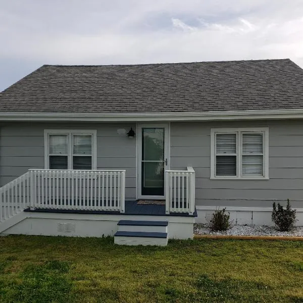 Kure Beach Cottage-Fully Updated--1 block- welcome dogs for modest fee, hotell i Oak Island