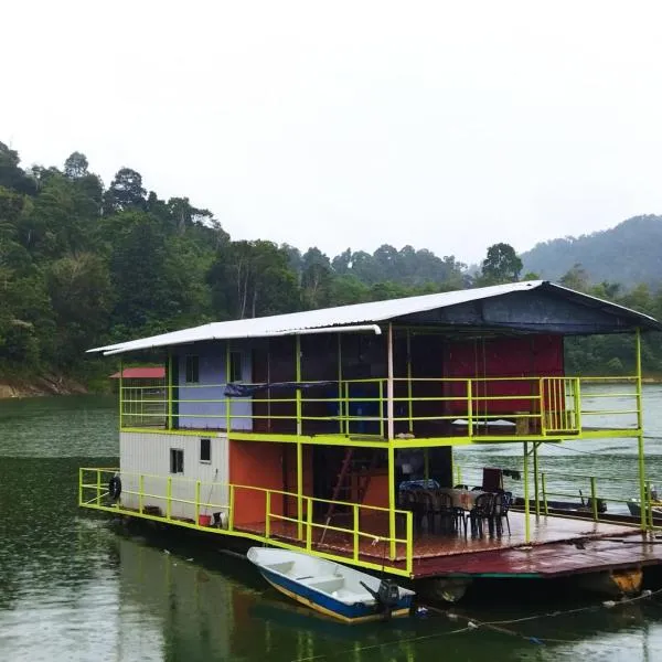 Houseboat Sinar Belum, hotel in Kampong Kuala Benderok