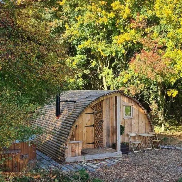 Fox Lodge at Heygates Lodging - with hot tub, hotel in Yelvertoft