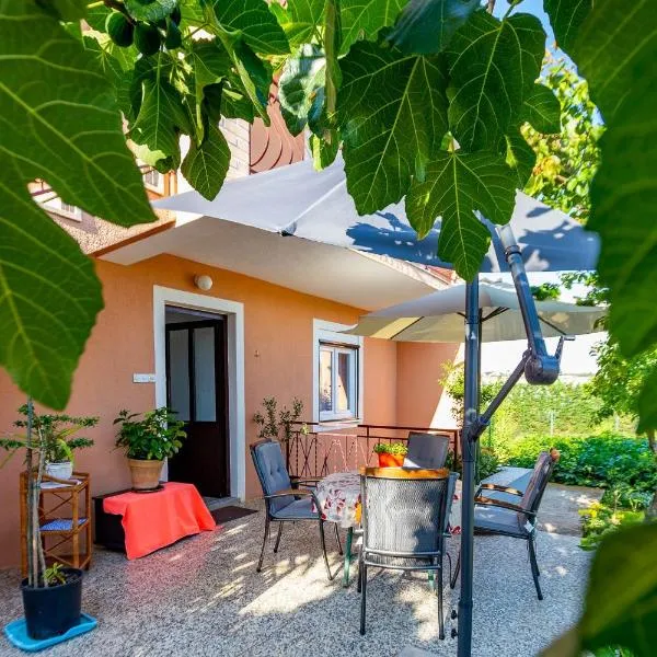 Chubi 2BR apt parking terrace bbq vegetable garden, hotel in Zadar