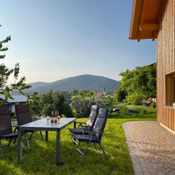 Bayerwald Chalet Kaitersberg mit Sauna, Sonnenterrasse und Garten, Hotel in Arnbruck