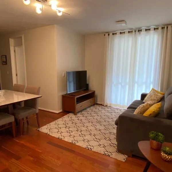 Apto completo e com estacionamento em Curitiba, hotel en Curitiba