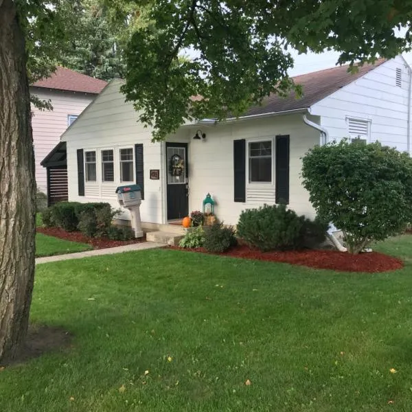 Cheerful 2 Bedroom Cottage on 5th, hotel a Bluffton