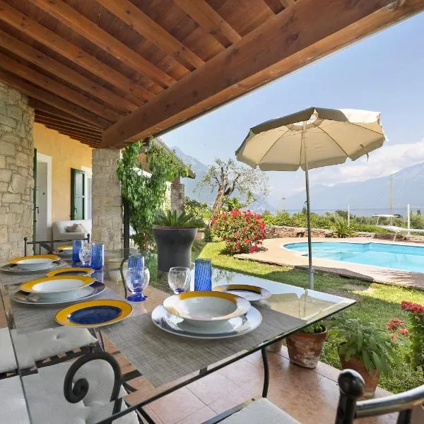 Villa Corneghe with pool, hotel v destinaci Gargnano
