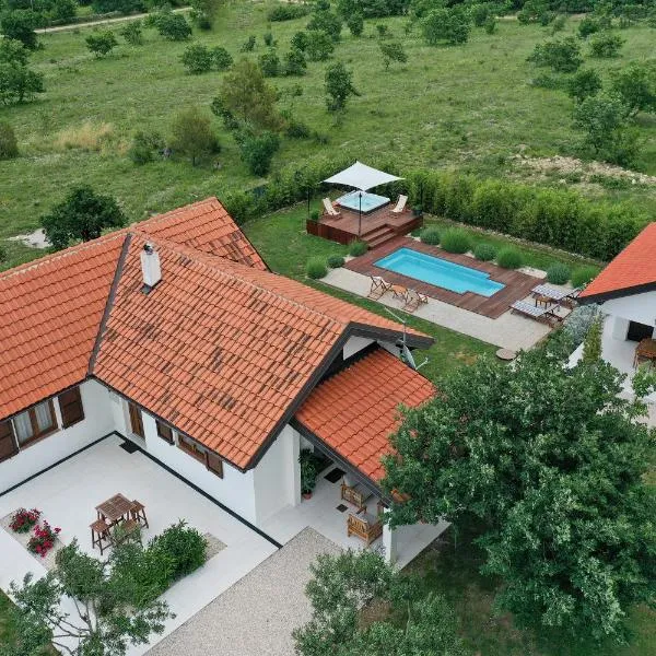 Villa Ena with Pool & Jacuzzi, hotel v mestu Donji Kašić
