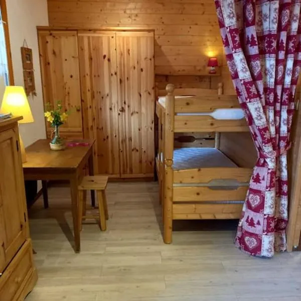 L'appartement LES BOSSONS en lisière de forêt dans le chalet Génépi, hotel v destinaci Areches