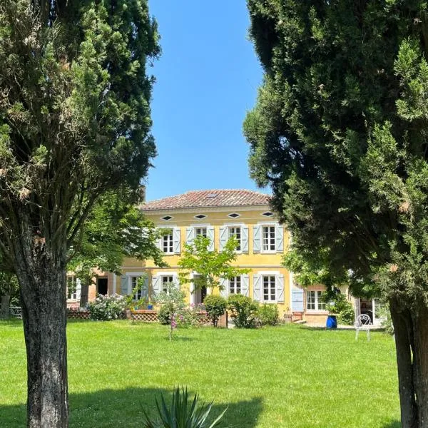 Villa Toscane - Atelier d'Artistes et B&B à 20 mn de Toulouse, hotel en Lugan