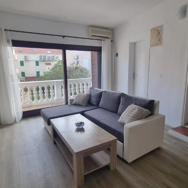 Ivory Apartment, hotel in Biograd na Moru