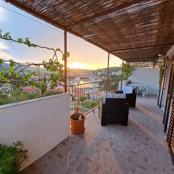 Apartment SEA VIEW, hotel in Jelsa