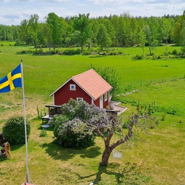 Fully equipped cottage near the sea, hotel in Rockneby