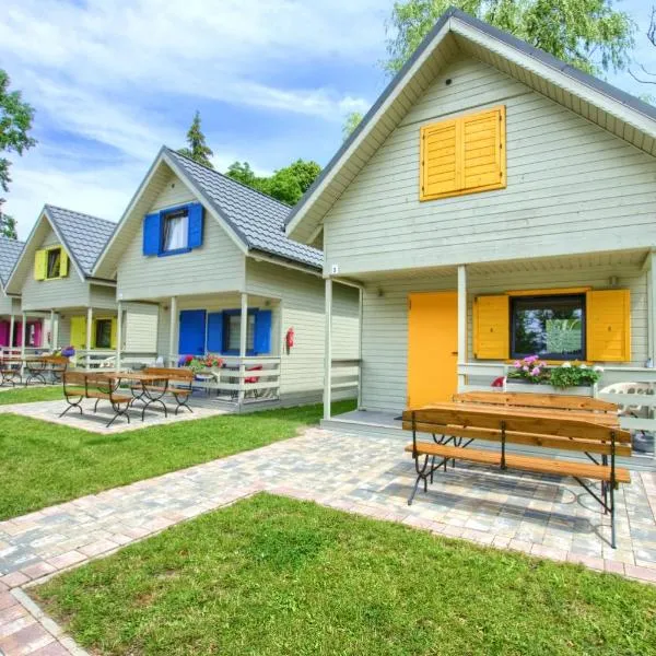 Kolorowe Domki Rewal, 200m do plaży, morza Uwielbiany przez rodziny z dziećmi, hotel in Rewal