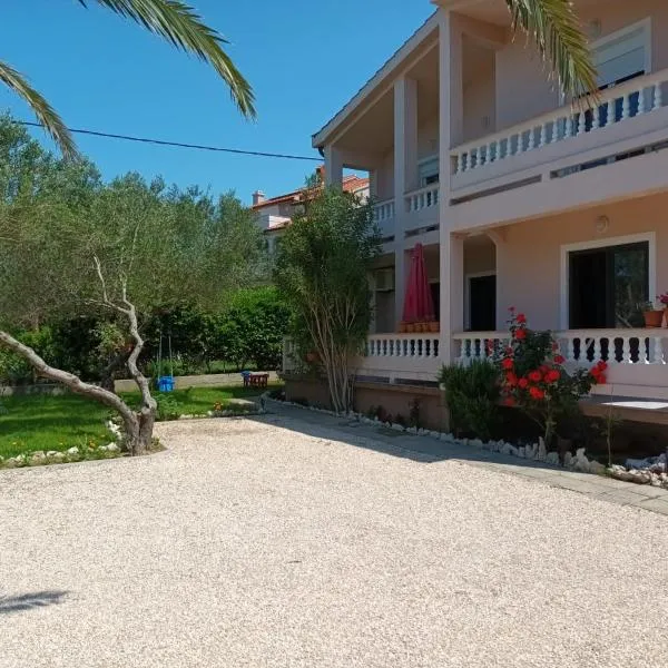 Apartmani Luka、ラブのホテル