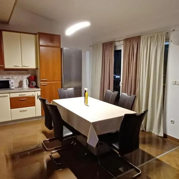 Apartment Nevena, hotel v Omiši