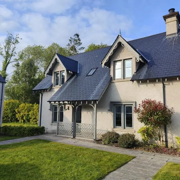 Chic Classy & Cosy at Lough Erne Golf Village and Resort, hotel in Ballycassidy
