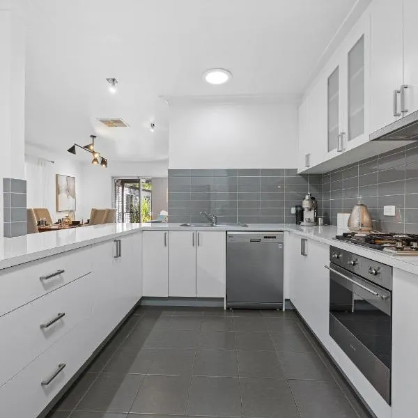 Ballarat Cozy Cottage for Families, Sleeps 8, Pet Friendly, Big backyard, Parking for 4 cars, Close to Shopping mall, hotel v destinaci Ballarat