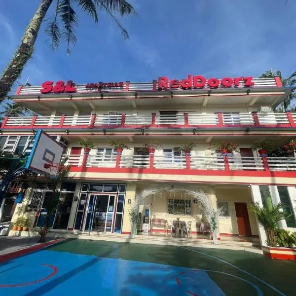 RedDoorz S&L Apartelle Daraga Albay, hótel í Legazpi