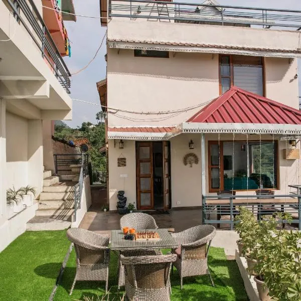 SaffronStays Summer Estate - 3BR hill-view villa with verandah, farm dining, treks & live BBQ under starry skies, hótel í Kasauli
