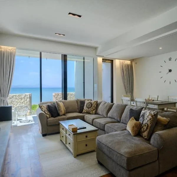 Onna Resort 海まで徒歩0秒 最大12名宿泊可 オーシャンビュー貸切ヴィラ, hotel in Nago
