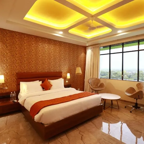 Four Petals Executive by LHMS, hotel en Akalkot