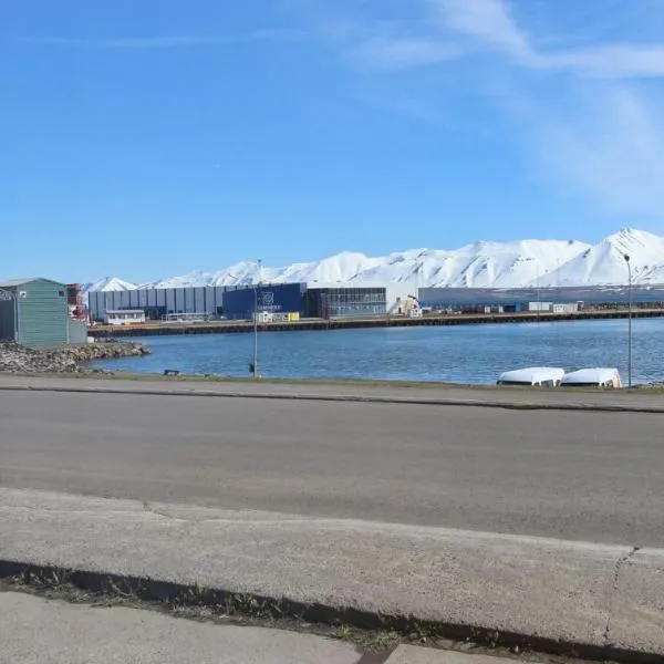 Beautiful house with amazing sea view., hotel en Dalvík