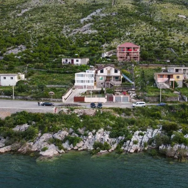 LakeFront House, hotell i Shirokë