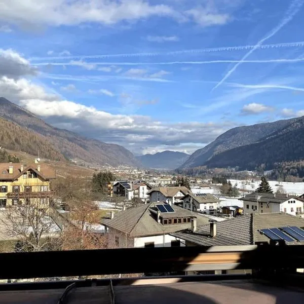 Cozy Mountain View Loft, Val di Sole, Trentino, hotel di Monclassico