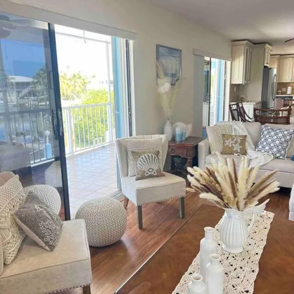 Marathon Beach House w/ Private Dock, hotel v destinaci Marathon