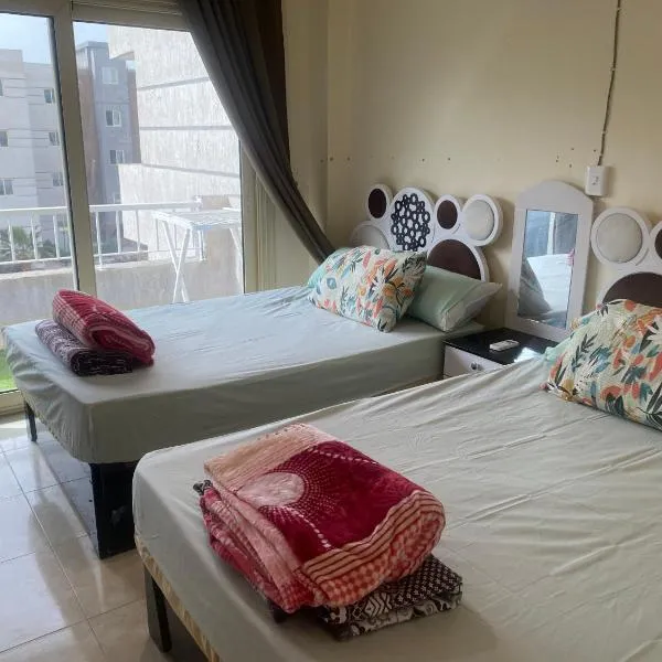 شقه فندقيه فاخرة مكيفة الهواء بقرية سياحية متكاملة الخدمات شاطيء رملي وحمامات سباحة واكوابارك على بعد دقائق من مطروح, hotel v destinaci Mersa Matruh