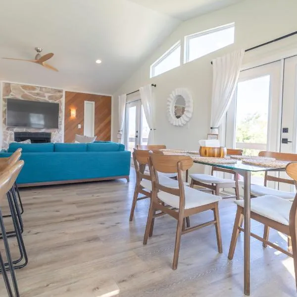 Bright New Beach House with In- Law Suite -- 2 blocks to beach!, hotelli kohteessa St. Augustine