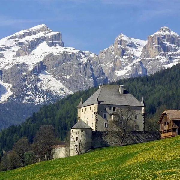 Luxury Chalet at the Foot of the Dolomites by the Castle, hotel v destinaci La Villa