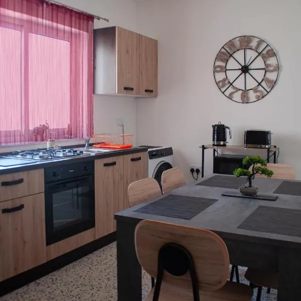 Central Two Bedroom Apartment in Bugibba, hotel u gradu 'St Paul's Bay'
