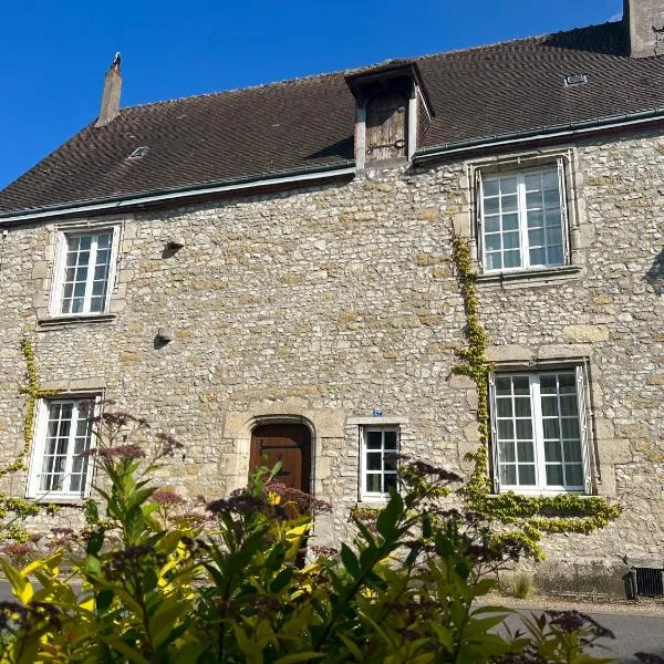 Maison de charme, grand SPA JACUZZI, WIFI Fibre & Netflix, hotell i Yèvre-le-Châtel