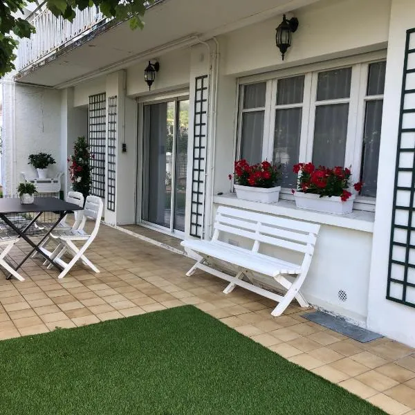 APPARTEMENT 70 M2 de PLAIN-PIED TERRASSE JARDIN, hotel in Saint-Abit