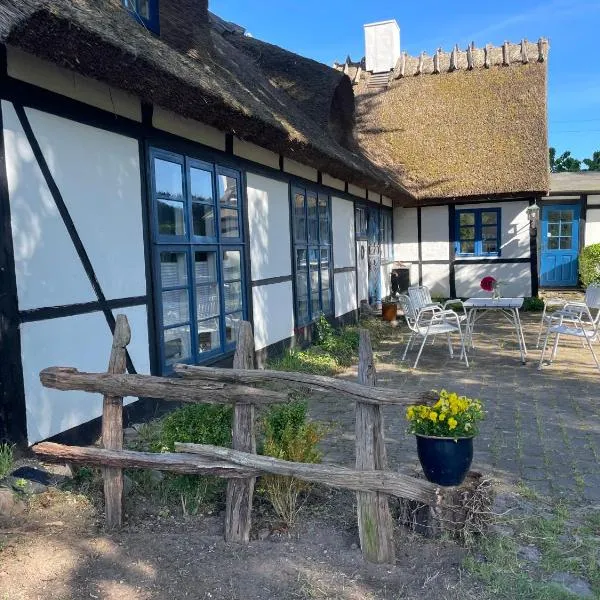 Værelser i historisk hus med sjæl og atmosfære, hotel in Vejby