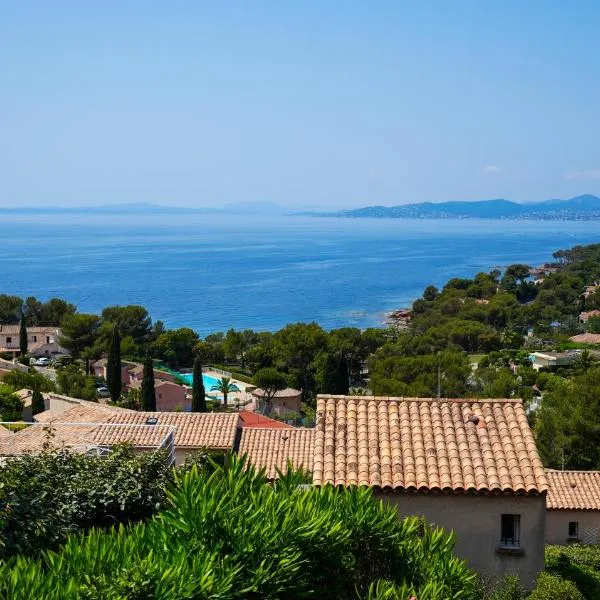 Duplex vue mer avec piscine à Boulouris, hotel en Drammont