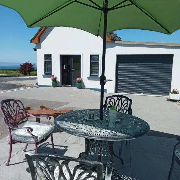 Luxury holiday rental with sea views on the Wild Atlantic Way, hotel di Ballynaskreena